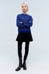 Sweater tejido color gris claro con lurex, cuello redondo y diseño calado.