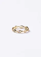 Anillo de plata 925 con baño de oro 18k, diseño de eslabones tipo infinito con incrustaciones de zirconias brillantes.