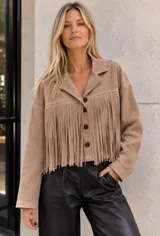 Campera corta de gamuza marrón, con cuello con solapa, cierre frontal de botones y largos flecos frontales que aportan movimiento.