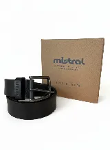 Cinturón de cuero negro con hebilla metálica plateada de forma rectangular.