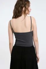 Bustier de cuero sintético en tono burdeos, con diseño estructurado tipo corsé, costuras verticales y escote corazón.