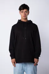 Buzo canguro blanco con capucha forrada en beige y bolsillo tipo parche color beige. Estampa con logo en el pecho.