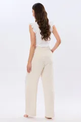Pantalón de lino y viscosa color beige, de pierna amplia, corte recto y media cintura elastizada con presillas.