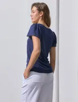 Remera tejida con estampado animal print, de manga corta con detalle de puntilla en las mangas y cuello redondo.