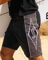 Boardshort de baño negro con paneles laterales grises y diseño estampado geométrico en forma de rombo con llamas. Cuenta con cintura fija y cordón ajustable.