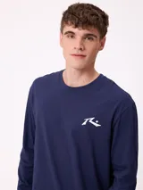 Remera de manga larga color negro con estampado gráfico blanco en la espalda, perteneciente a la marca Rusty.