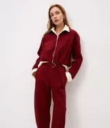 Pantalón barrel de algodón con felpa y caída estructurada, color marrón. Cuenta con cintura de tiro alto y cinto aplicado con hebilla metálica.
