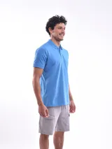 Bermuda cargo negra con bolsillos laterales y cordón ajustable en la cintura.