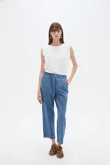 Pantalón de corte recto y tiro medio, confeccionado en lyocell color azul, con cintura elástica y bolsillos laterales.