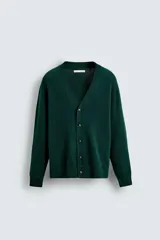 Cárdigan de punto en color verde oscuro, con cuello en pico, manga larga y cierre frontal con botones. Presenta acabados en rib en puños y bajo.