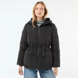 Abrigo acolchado tipo puffer color negro, con capucha, cierre frontal de cremallera, bolsillos delanteros con solapa y cordón ajustable en la cintura.