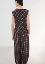 Top entallado con estampado de cuadros, cuello alto drapeado y diseño sin mangas con tirante ancho.