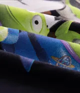 Remera negra de algodón con cuello redondo, mangas cortas y corte amplio, con gran estampado en la espalda de los personajes de Toy Story y la frase "Amigo, estou aqui".