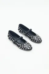 Balerinas de cuero negras con remaches de níquel y piedras símil cristal. Tienen una tira elástica fruncida sobre el empeine para ajuste y suela de goma con plantilla acolchonada.