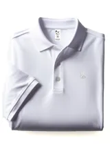 Remera tipo polo blanca de corte clásico con cuello y mangas acanaladas.