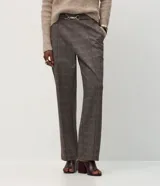 Pantalón de corte recto y entallado con estampado de cuadros escoceses. Presenta cintura estructurada con un aplique metálico decorativo en el centro y costuras verticales frontales que estilizan la silueta.
