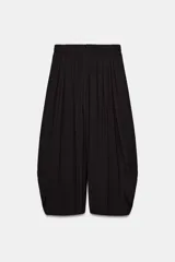 Pantalón fluido de tiro bajo con cintura elástica, confeccionado en tejido ligero con caída, de corte amplio y diseño minimalista.