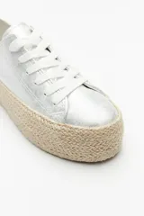 Zapatillas metalizadas con plataforma recta de yute de 4,5cm de altura.