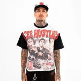 Remera oversize de corte boxy, combinación de colores blanco y negro, con estampa frontal inspirada en Scarface y la inscripción "LIFE HUSTLERS" con apliques de strass rojos.