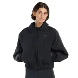 Campera bomber New Balance de color negro, con cuello clásico, cierre frontal de cremallera y bolsillos laterales. Presenta un diseño de corte holgado con puños y ruedo elásticos.