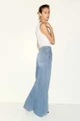 Jean de tiro alto y cinco bolsillos confeccionado en denim de algodón rígido, con diseño de pierna extra amplia y corte holgado desde el muslo hasta el bajo.