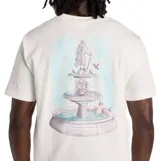Remera de algodón color blanco con cuello redondo y mangas cortas. Presenta un pequeño diseño gráfico artístico estampado en el lado izquierdo del pecho.