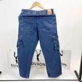 Pantalón jean cargo azul, de corte holgado y bolsillos laterales.