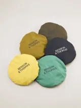 Gorro tipo bucket verde con cinta decorativa azul y amarilla.