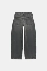 Jeans de tiro medio con cinco bolsillos, cintura doble a contraste y detalles de rotos. Cierre frontal con cremallera y botones metálicos.