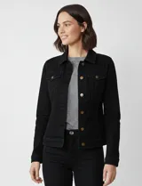 Campera de jean color negro, con cuello solapa, cierre frontal con botones metálicos y bolsillos aplicados en el frente.