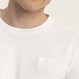 Remera color beige de manga corta con cuello redondo y logo Reef bordado en el pecho.