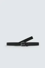 Cinturón negro de piel grabada, con hebilla metálica rectangular plateada y pasador.