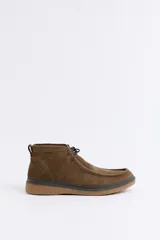 Zapato tipo botineta Freeway de gamuza color marrón, con cordones, costuras reforzadas en la puntera y suela de goma texturizada.