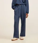 Pantalón recto color azul, de talle alto con cinturón incorporado con hebilla metálica redonda y bolsillos laterales. Pertenece a la marca Marfinno.
