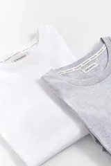 Pack de dos remeras de manga corta en jersey de algodón, una blanca y una gris melange, con cuello redondo y calce clásico.