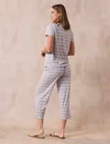 Conjunto de pijama estampado marca René Rofé, compuesto por remera de manga corta con escote redondo y botón, y pantalón capri con cintura elastizada.