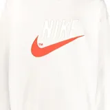 Buzo de cuello redondo Nike, color blanco, con diseño de logo y tipografía en relieve en el pecho en color naranja. Presenta puños y ruedo acanalados.