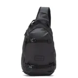 Bolso tipo bandolera de diseño ergonómico, color negro, con correas ajustables y cierres impermeables. Cuenta con múltiples divisiones internas y hebillas de ajuste frontal.