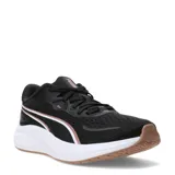 Championes de running Puma Skyrocket Lite 2 para mujer, en color negro con detalles en blanco y cobre. Presentan un diseño de malla transpirable, entresuela PUMALite para mayor amortiguación y plantilla SOFTFOAM+ para un confort superior. Cuentan con suela de goma de largo completo para una tracción óptima en superficies urbanas.