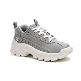 Sneaker Caterpillar modelo Intruder Lite, color gris con suela chunky blanca. Presenta un diseño robusto con paneles de gamuza y cuero sintético, cordones blancos y logo de la marca en el lateral.