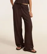 Pantalón recto de tiro medio, confeccionado en viscosa texturizada color bordó. Presenta cintura elástica con lazo ajustable y diseño de pierna recta y fluida.
