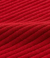 Blusa negra de punto liviano con textura acanalada, escote en pico y mangas largas.