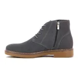 Bota casual tipo chukka de gamuza gris, con cordones al tono, costuras reforzadas y suela de goma color suela con detalle de pespunte blanco.