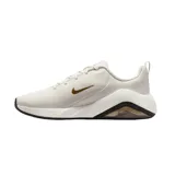 Championes Nike modelo Bella 7, color negro con entresuela blanca y detalles en negro translúcido. Presentan un diseño deportivo con malla transpirable, logo de la marca en el lateral y tecnología Air Zoom en el talón.