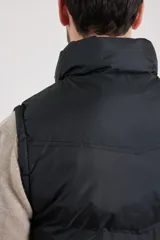 Chaleco verde militar con cierre frontal, cuello alto y dos bolsillos externos con cierre.