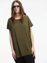 Remera oversized color verde militar, con escote redondo pronunciado, mangas cortas y tajos laterales verticales.