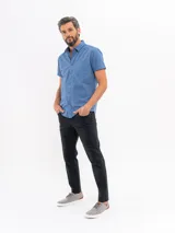 Pantalon de corte recto y ajuste slim, color negro, con cierre frontal y bolsillos laterales.