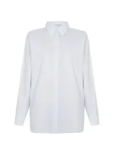 Camisa celeste de corte recto, con cuello clásico, mangas largas con puños abotonados y cierre frontal con botones.