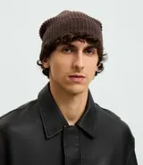 Gorro de punto con dobles, de diseño básico y textura acanalada.