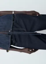 Jean de tiro bajo con diseño wide leg, confeccionado en tejido de algodón estilo denim. Cuenta con cierre de botón y cremallera, trabillas para cinturón y cinco bolsillos.
